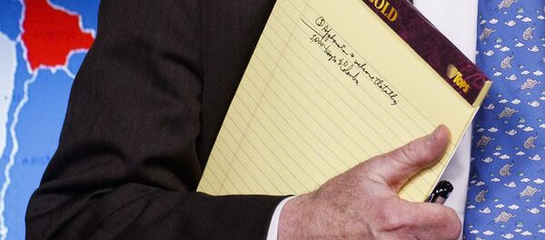 Саветник америчког председника за националну безбедност Џон Болтон држи у руци белешке на брифингу у Белој кући - Sputnik Србија