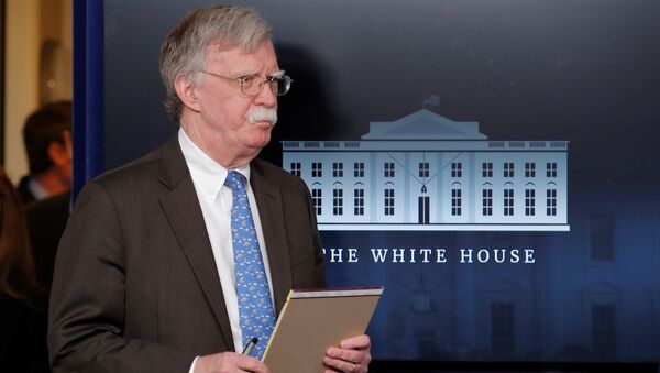Саветник америчког председника за националну безбедност Џон Болтон држи у руци белешке на брифингу у Белој кући - Sputnik Србија