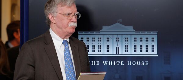 Саветник америчког председника за националну безбедност Џон Болтон држи у руци белешке на брифингу у Белој кући - Sputnik Србија