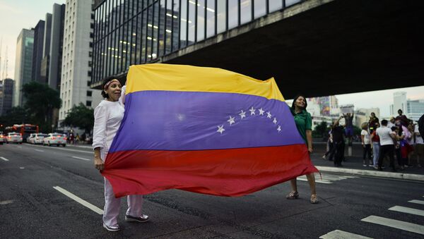 Присталице опозиције носе заставу Венецуеле у Сао Паулу у Бразилу - Sputnik Србија