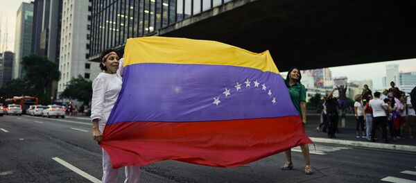 Присталице опозиције носе заставу Венецуеле у Сао Паулу у Бразилу Присталице опозиције носе заставу Венецуеле у Сао Паулу у Бразилу - Sputnik Србија
