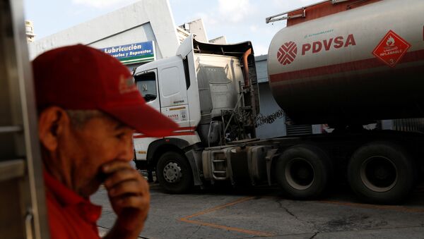 Logo venecuelanske naftne kompanije PDVSA na cisterni u Karakasu - Sputnik Srbija