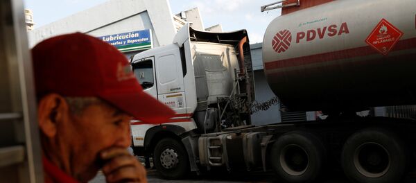 Logo venecuelanske naftne kompanije PDVSA na cisterni u Karakasu Logo venecuelanske naftne kompanije PDVSA na cisterni u Karakasu - Sputnik Srbija