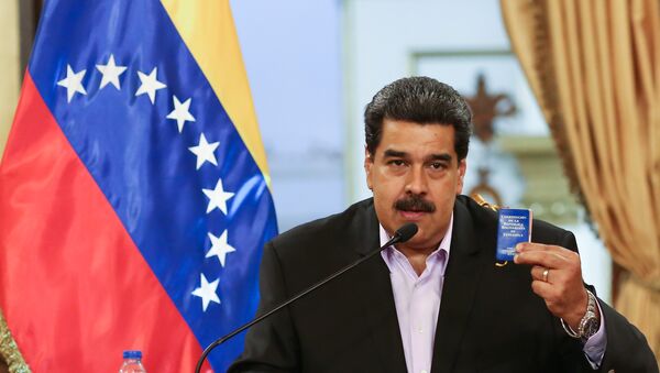 Председник Венецуеле Николас Мадуро држи копију устава земље на састанку са члановима дипломатског кора - Sputnik Србија