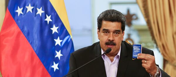 Председник Венецуеле Николас Мадуро држи копију устава земље на састанку са члановима дипломатског кора - Sputnik Србија
