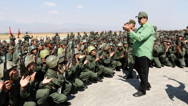 Maduro sa pripadnicima vojske - Sputnik Srbija