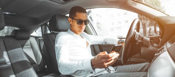 Млади момак у скупоценом аутомобилу - Sputnik Србија