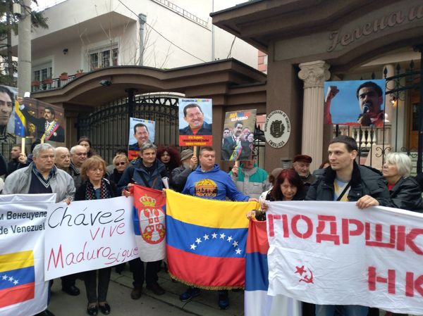 Окупљени грађани су носили заставе Венецуеле и слике актуелног председника Николаса Мадура Окупљени грађани су носили заставе Венецуеле и слике актуелног председника Николаса Мадура - Sputnik Србија
