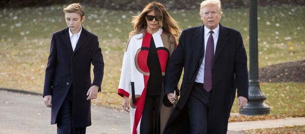 Доналд Трамп са супругом Меланијом и сином Бароном - Sputnik Србија