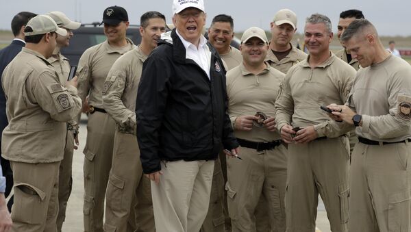 Predsednik SAD Donald Tramp sa pripadnicima Carinske i granične zaštite u Teksasu - Sputnik Srbija