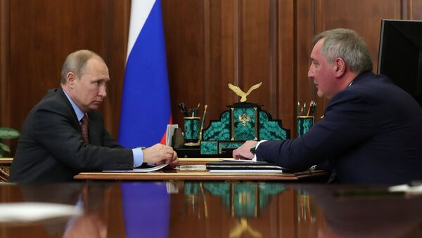 Vladimir Putin i Dmitrij Rogozin  - Sputnik Srbija