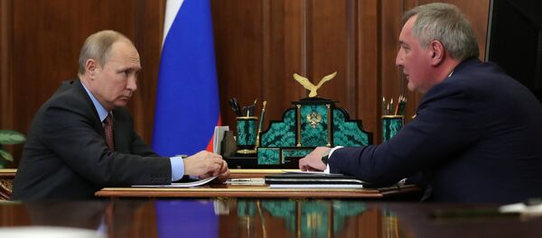 Владимир Путин и Дмитриј Рогозин - Sputnik Србија