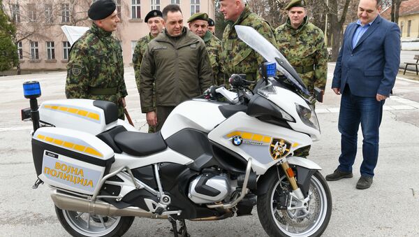 Ministar odbrane Aleksandar Vulin sa novim motociklom Vojske Srbije. - Sputnik Srbija