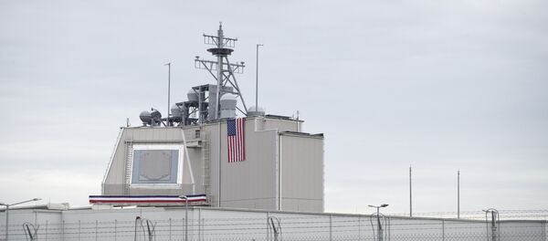 Амерички војници пролазе поред зграде за противракетну одбрану у Девеселу у Румунији Амерички војници пролазе поред зграде за противракетну одбрану у Девеселу у Румунији - Sputnik Србија