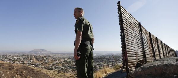 Припадник пограничне службе америчке војске на граници са Мексиком - Sputnik Србија