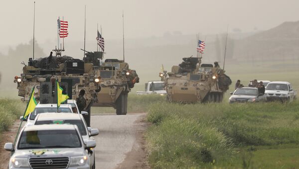 Kurdski borci iz Narodnih zaštitnih jedinica predvode konvoj američkih vojnih vozila na granici Sirije i Turske - Sputnik Srbija