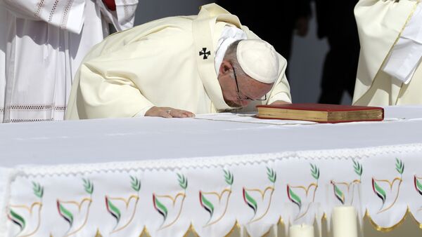 Папа Фрања током мисе на стадиону у Абу Дабију - Sputnik Србија