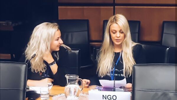 Mia Milanović i Tamara Pavlović pre početka sporne konferencije Ujedinjenih nacija u Beču. - Sputnik Srbija