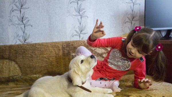 Devojčica Veronika sa psom kojeg je dobila na poklon od Vladimira Putina - Sputnik Srbija
