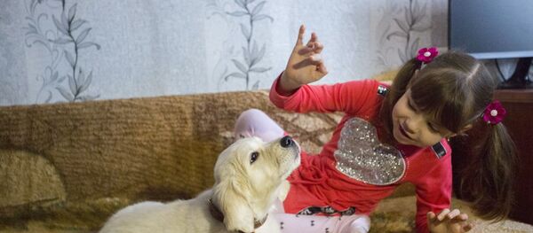 Devojčica Veronika sa psom kojeg je dobila na poklon od Vladimira Putina Devojčica Veronika sa psom kojeg je dobila na poklon od Vladimira Putina - Sputnik Srbija