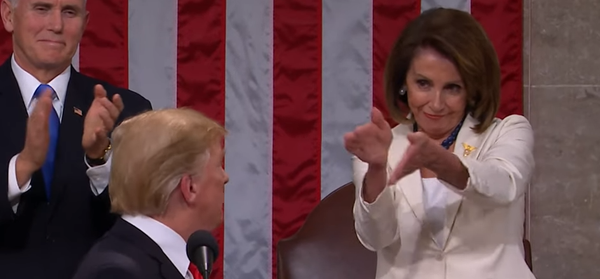 Nensi Pelosi aplaudira Trampu - Sputnik Srbija