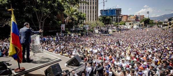 Председник Народне скупштине и самопроглашени привремени председник Венецуеле Хуан Гваидо на митингу у Каракасу - Sputnik Србија