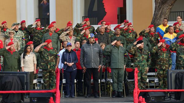 Predsednik Venecuele Nikolas Maduro okružen pripadnicima oružanih snaga u Marakaju - Sputnik Srbija