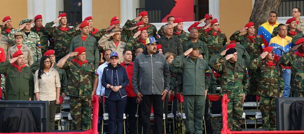 Predsednik Venecuele Nikolas Maduro okružen pripadnicima oružanih snaga u Marakaju - Sputnik Srbija