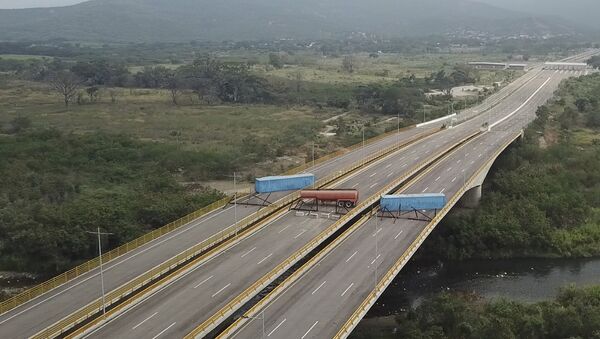 Cisterna, prikolica kamiona i privremena ograda blokiraju međunarodni most Tjenditas u blizini Kukute u Venecueli, u pokušaju da se zaustavi humanitarna pomoć iz Kolumbije - Sputnik Srbija