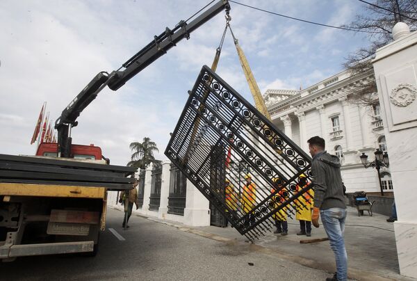 Уклањање ограде испред зграде Владе Македоније у Скопљу - Sputnik Србија