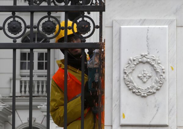 Уклањање ограде испред зграде Владе Македоније у Скопљу - Sputnik Србија