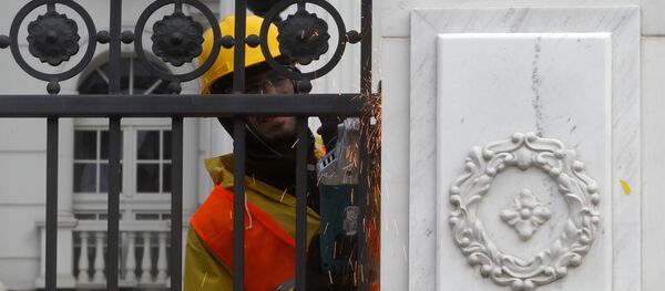 Uklanjanje ograde ispred zgrade Vlade Makedonije u Skoplju - Sputnik Srbija