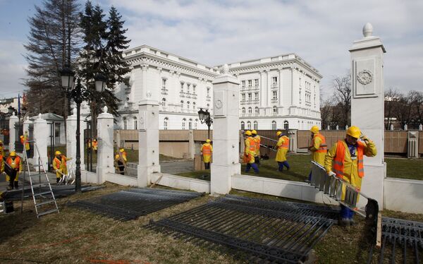 Уклањање ограде испред зграде Владе Македоније у Скопљу - Sputnik Србија