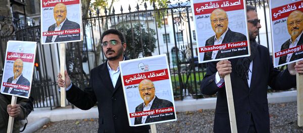 Protest protiv ubistva novinara Džamala Hašogija u Turskoj ispred zgrade ambasade Saudijske Arabije u Londonu - Sputnik Srbija