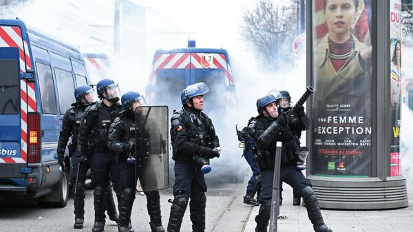 Policija na protestu žutih prsluka u Parizu - Sputnik Srbija