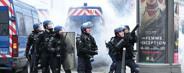 Policija na protestu žutih prsluka u Parizu - Sputnik Srbija