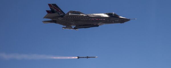 Ф 35 А испаљује АМРААМ ракету вазду - ваздух. Ф 35 А испаљује АМРААМ ракету вазду - ваздух. - Sputnik Србија
