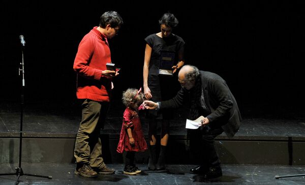 Deci preminulog glumca nagrade je uručio Vojislav Brajović, predsednik Udruženja Dramskih umetnika Srbije - Sputnik Srbija