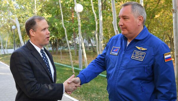 Administrator NASA Džim Brajdenstajn i direktor Roskosmosa Dmitrij Rogozin - Sputnik Srbija