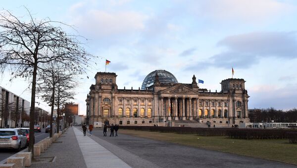 Zgrada Rajhstaga u centru Berlina u kome zaseda nemački parlament - Sputnik Srbija
