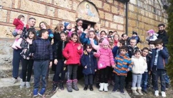 Деца с Косова која су добила помоћ - Sputnik Србија