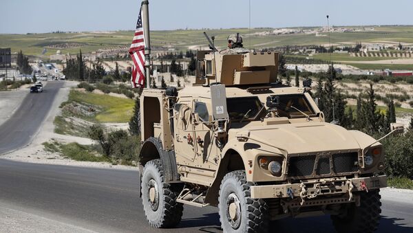 Američki vojnik u oklopnom vozilu na putu u Manbidžu na severu Sirije - Sputnik Srbija