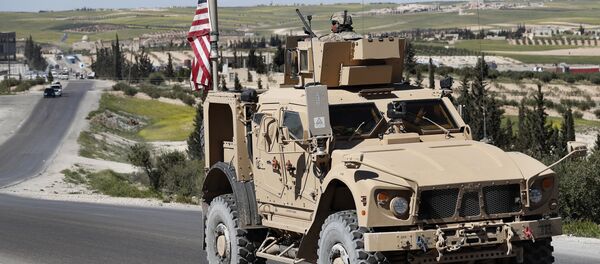 Američki vojnik u oklopnom vozilu na putu u Manbidžu na severu Sirije - Sputnik Srbija