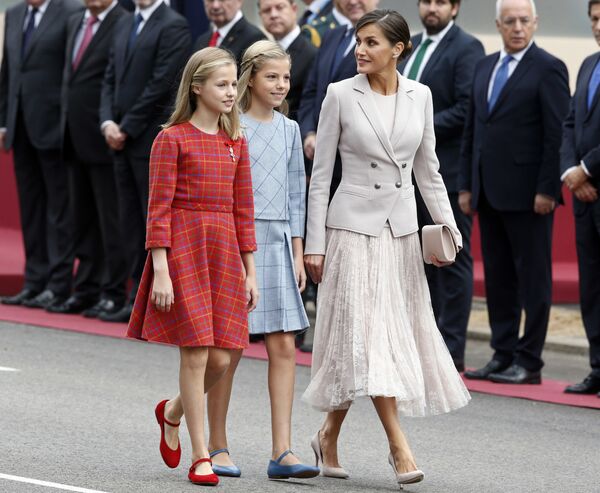 Шпанска краљица Летиција са принцезама Леонором и Софијом стиже на војну параду поводом Националног дана - Sputnik Србија