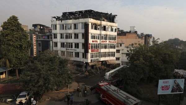 Vatrogasne ekipe ispred hotela koji se zapalio u Nju Delhiju - Sputnik Srbija