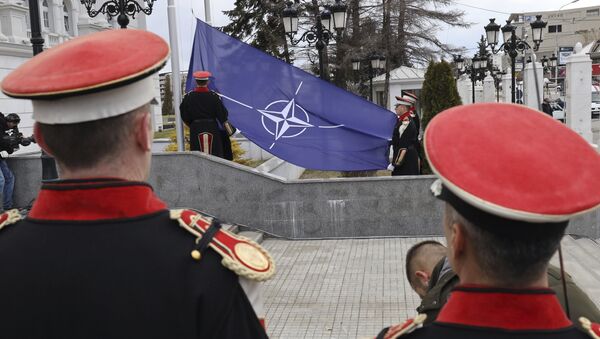 Podizanje NATO zastave ispred zgrade Vlade Severne Makedonije. - Sputnik Srbija