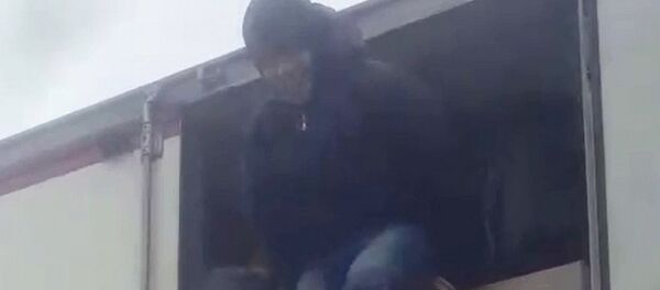 Мигранти излазе из хладњаче - Sputnik Србија