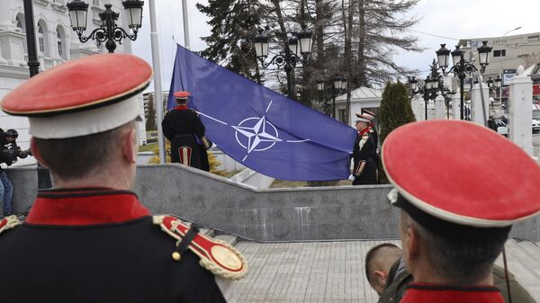 Подизање заставе НАТО у Скопљу - Sputnik Србија