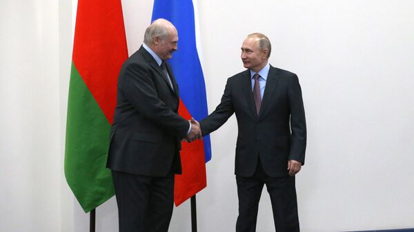 Председници Белорусије и Русије Александар Лукашенко и Владимир Путин на састанку у Сочију - Sputnik Србија
