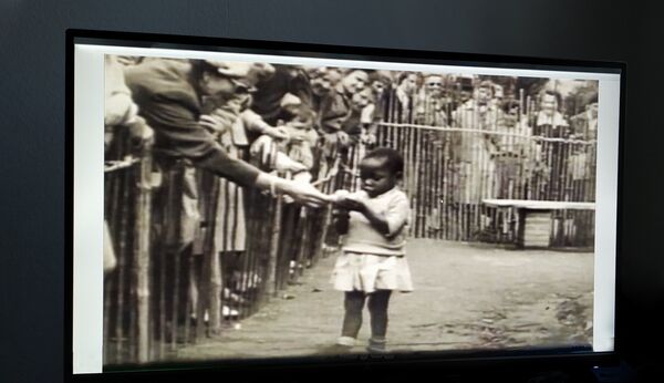 Девојчица у „Зоолошком врту“ за људе у Бирселу  - Sputnik Србија